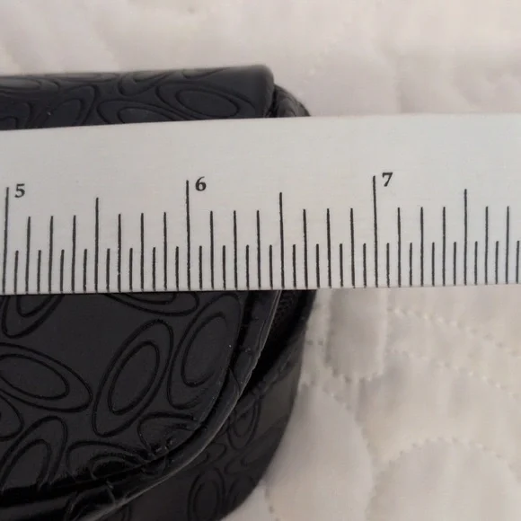 Oakley Soft Wristlet Glasses Case - Picture 6 of 8